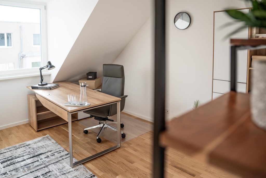Lichtdurchflutetes Büro mit Dachschräge.