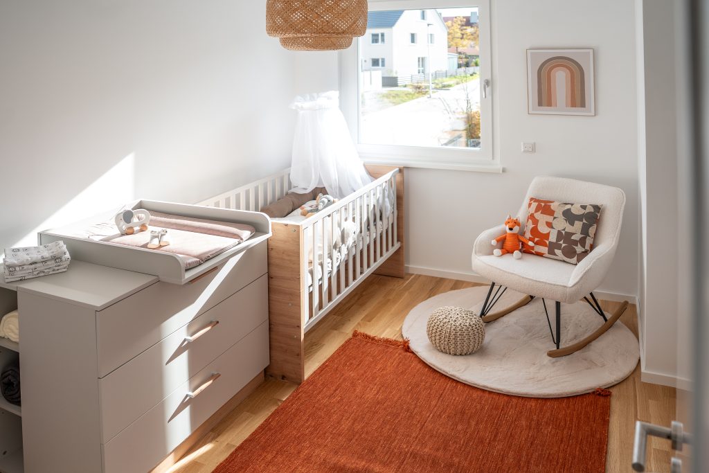 Blick in ein Kinderzimmer mit einem Fenster und gemütlicher Atmosphäre.